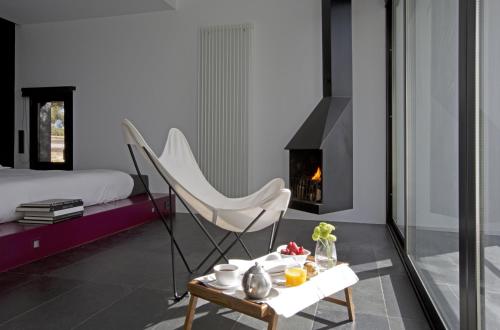 sala de estar con mesa y chimenea en Consolación, en Monroyo