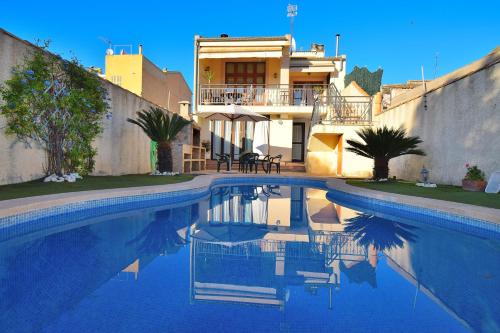una piscina frente a una casa en Villa Capavila 196 by Mallorca Charme, en Muro