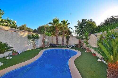 una piscina en un patio con una valla en Villa Capavila 196 by Mallorca Charme, en Muro