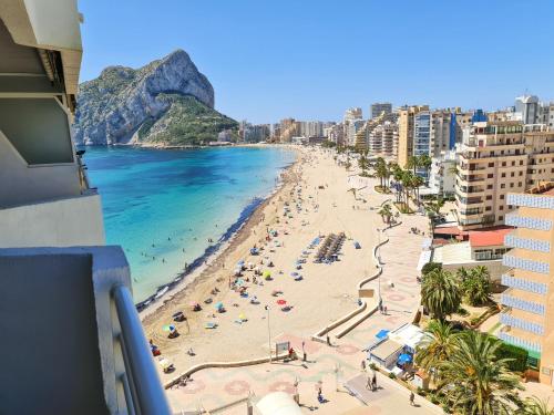 widok na plażę z ludźmi i oceanem w obiekcie AVANOA - Esmeralda Calpe w mieście Calpe
