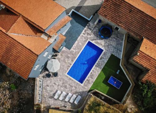 een uitzicht over het zwembad van een huis bij Villa with a heated private pool, parking, BBQ in Petričevići