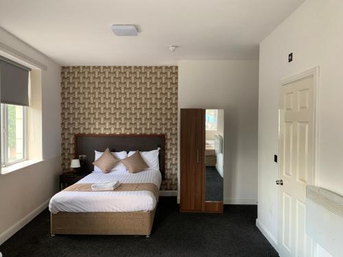 Кровать или кровати в номере Imperial Salford Hotel