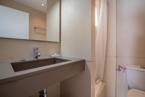 Bilik mandi di Isabela 3 habitaciones