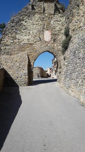 an archway in a stone wall with a road at Poggio La Grognola in Cannara