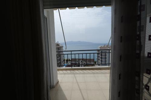 Dieses Zimmer bietet einen Balkon mit Meerblick. in der Unterkunft Albania Dream Holidays Accommodation in Sarandë