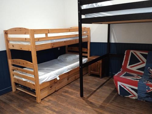 Двухъярусная кровать или двухъярусные кровати в номере gite la cordée
