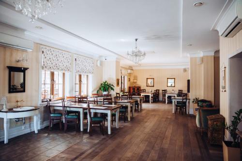 restauracja ze stołami i krzesłami w pokoju w obiekcie Pensjonat Rozanna w Wąwolnicy