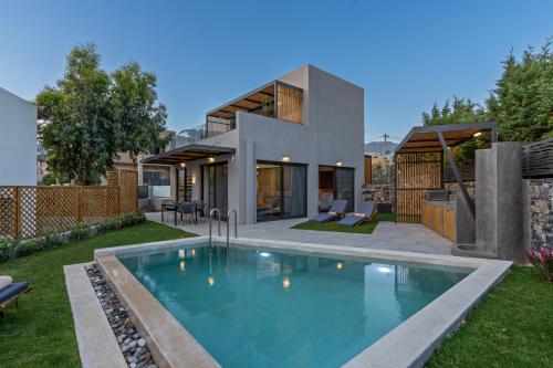 Bazén v ubytovaní Paligremnos Residences, a Beachside Retreat, By ThinkVilla alebo v jeho blízkosti