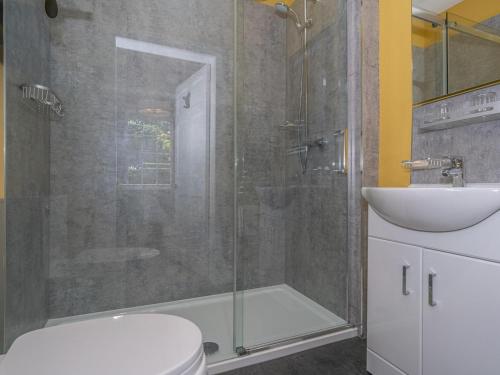 uma casa de banho com um chuveiro, um WC e um lavatório. em Pass the Keys Superb 3Beds House in Chic area of the City Centre em Edinburgo