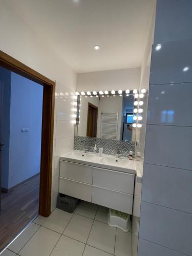 Phòng tắm tại GÓRSKA ENERGIA Dom dla 12 osób z Sauną i Jacuzzi