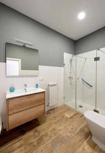 a bathroom with a sink and a shower at Apartamentos Bestarruza in Mugardos