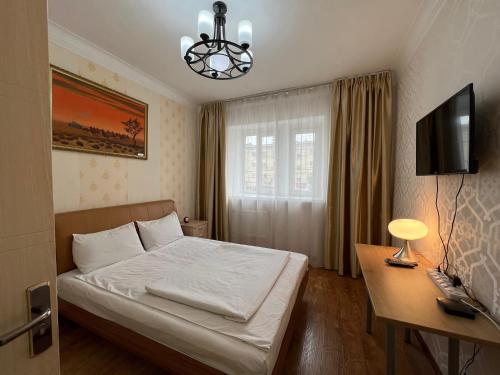 En eller flere senge i et værelse på Khongor Guest house & Tours
