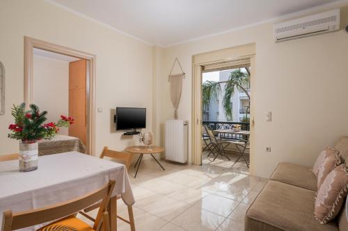 Luxury Coastal Retreat, Mountain View Balcony with Palm Trees & Parking