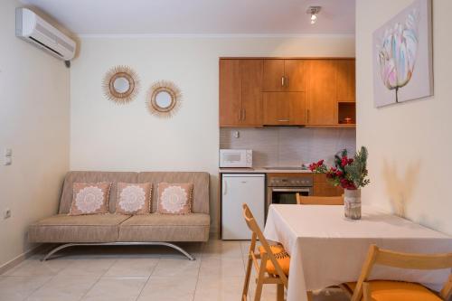 Luxury Coastal Retreat, Mountain View Balcony with Palm Trees & Parking