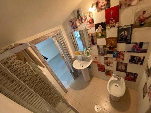 サレルノにあるMansarda 13のバスルーム(洗面台、トイレ、鏡付)