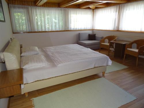 A bed or beds in a room at Alabárdos Panzió és Apartmanház