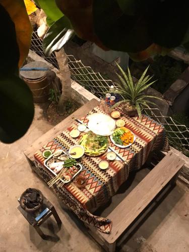a table with food on top of a grill at nhà Ba cơm Má in Phương Phi