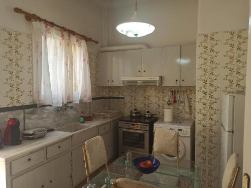 A kitchen or kitchenette at Entire House with garage, yard at Amfiali close to Piraeus Port