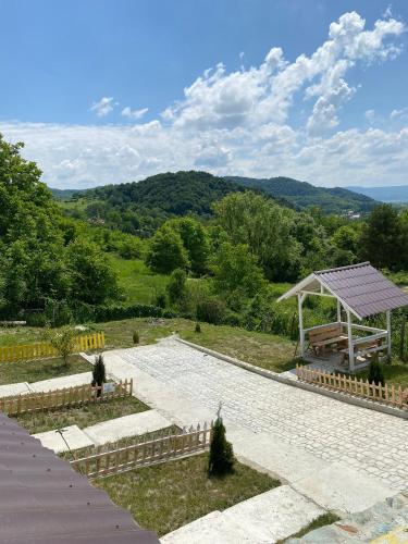 a view of a garden with a gazebo at Casutele verzi din Ocnele Mari in Ocnele Mari