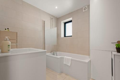 Um banheiro em Dalston Three Bed Apartment by MySquare
