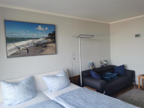 ein Schlafzimmer mit einem Bett und einem Sofa in der Unterkunft Lieblingsstrand App20 in Travemünde direkt am Strand in Travemünde