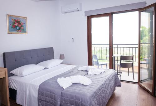 um quarto com uma cama com duas toalhas em Villa Aeria em Lyso