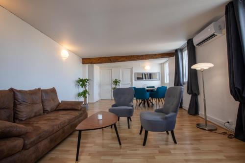 un salon avec un canapé, des chaises et une table dans l'établissement Le Belvédère, à Marseille