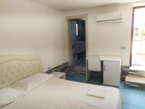 Een bed of bedden in een kamer bij La terrazza sul mare