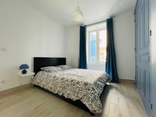 1 dormitorio con cama y ventana en DnN - Modern 1 BR, center Thiers - Wifi, Netflix, parking - near Lyon, Vichy, Clermont - 4 peoples, en Thiers