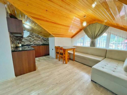 Η κουζίνα ή μικρή κουζίνα στο My Home Uzungöl