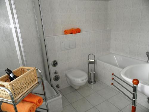 バンシンにあるVilla Diana - 100 m zum Strandのシャワー、トイレ、洗面台を備えたバスルーム