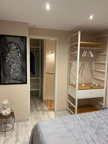 1 dormitorio con 1 cama y vestidor en Dieppe duplex cosy en hyper centre, en Dieppe