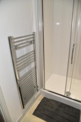 un bagno con doccia con porta in vetro di FANTASTIC 2 Dbl Bedroom Apt. FREE off-road parking a Swindon