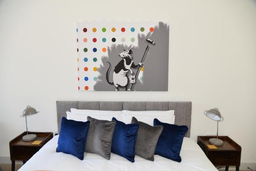 Letto o letti in una camera di FANTASTIC 2 Dbl Bedroom Apt. FREE off-road parking