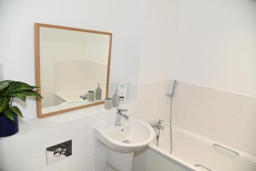 Bagno di FANTASTIC 2 Dbl Bedroom Apt. FREE off-road parking