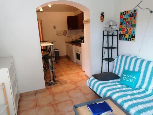 a living room with a couch and a kitchen at VERDON GRAN VALA 2 les pieds dans l'eau in Martigues