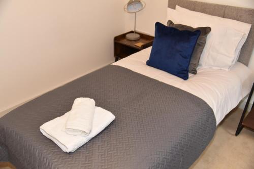 Letto o letti in una camera di FANTASTIC 2 Dbl Bedroom Apt. FREE off-road parking