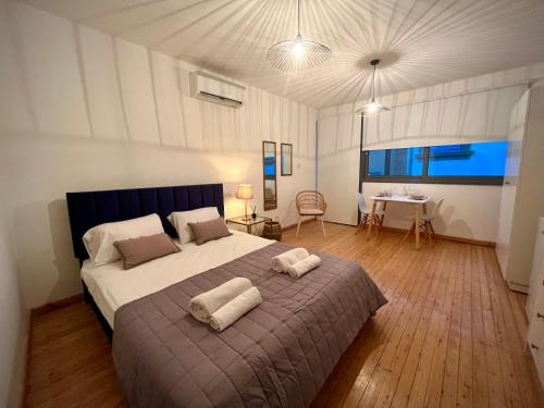 Ένα ή περισσότερα κρεβάτια σε δωμάτιο στο RHEA Studio Down Town Nicosia