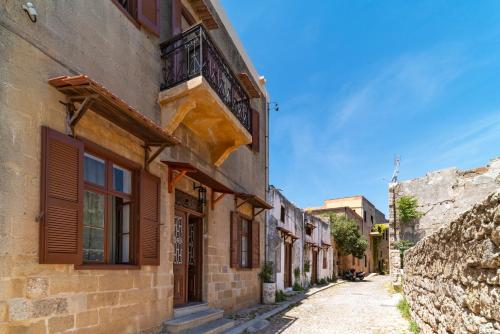 um beco numa cidade velha com edifícios em Traditional 3 bedroom house in the Old Town in Ilha de Rhodes