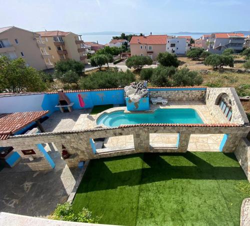 una piscina en el patio trasero de una casa en Apartments Kafadar, en Trogir