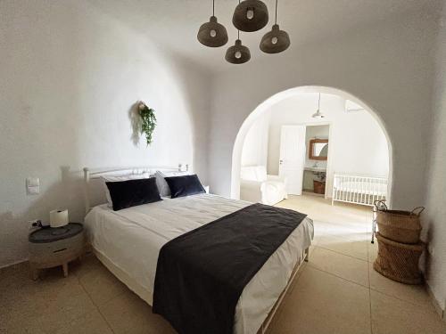 Giường trong phòng chung tại Dionysos Sea and Stone Luxury Villa