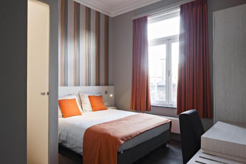Ліжко або ліжка в номері Hotel Duivels Paterke Harelbeeksestraat 29, 8500 Kortrijk