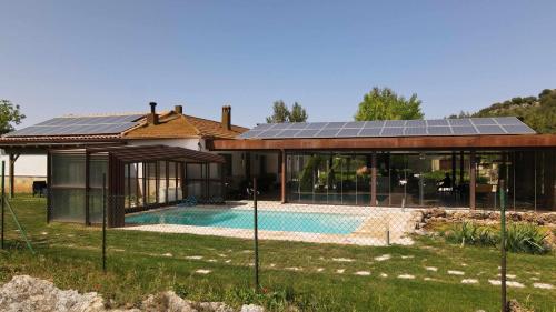 Bazén v ubytování Casas Rurales Laguna La Tinaja nebo v jeho okolí