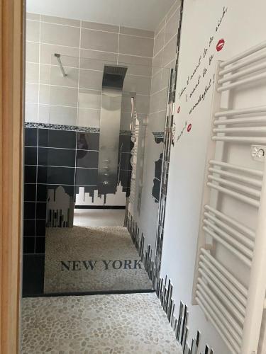 - une salle de bains avec un nouveau panneau sur le mur dans l'établissement Appart Fourchambault 6/8 personnes rez de chaussée, à Fourchambault