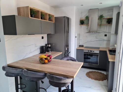 Jenny's Dream Home -Acropolis Lux 2 Bedroom Apt, with Hot Tub, free Netflix, fast Wifi