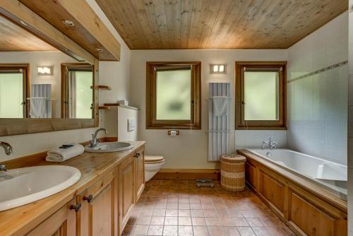 Koupelna v ubytování Chalet Ecritoire - Alpes Travel - Les Houches - Sleeps 10