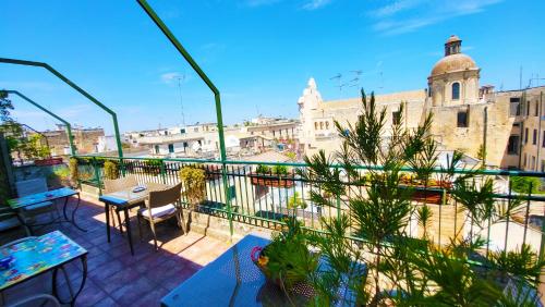 d'un balcon avec des tables et une vue sur un bâtiment. dans l'établissement Attico Barocco, à Lecce