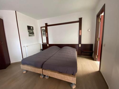 ein Schlafzimmer mit einem großen Bett in einem Zimmer in der Unterkunft Vakantiecentrum Zeelinde in De Haan