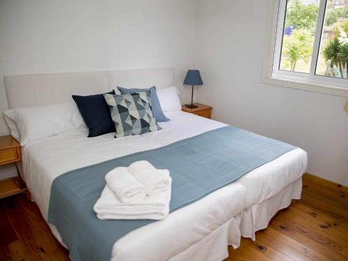 um quarto com uma cama grande e toalhas em A Casiña Casa Rural en Galicia em Ourense