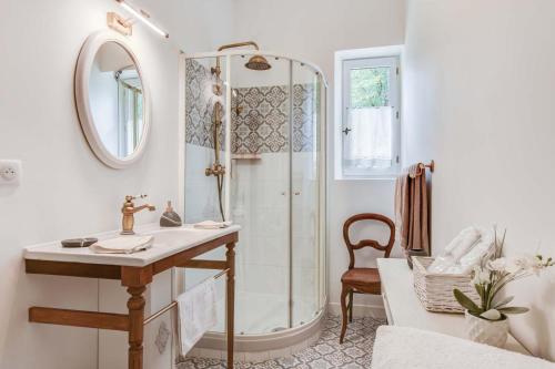 W łazience znajduje się prysznic i umywalka. w obiekcie Chateau de Pourpry w mieście Damiatte